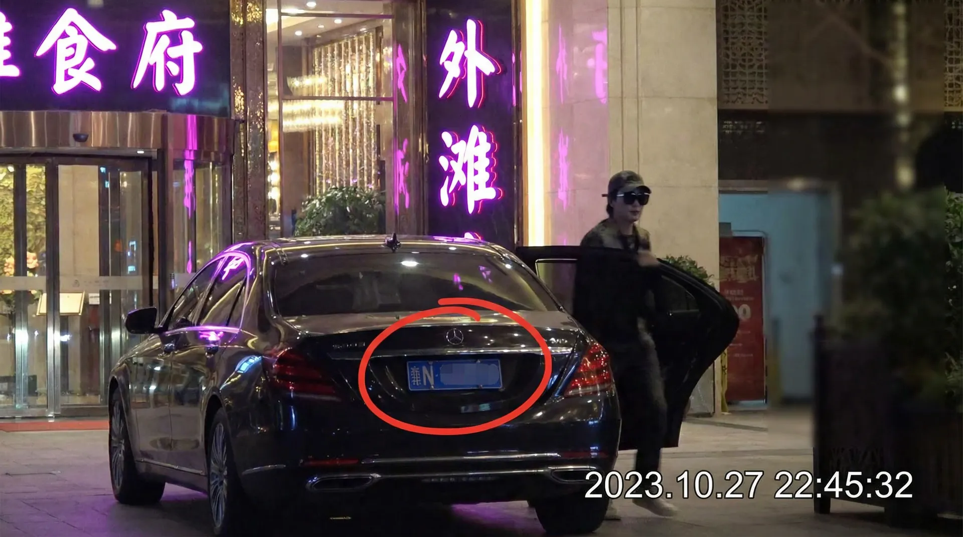 海角 - 豪车餐厅外偷拍